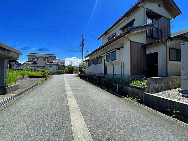 西側から見た北側前面道路