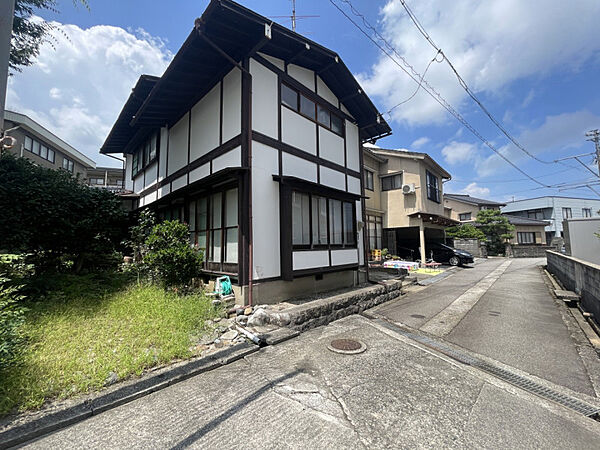 前面道路と土地全景(南東から)