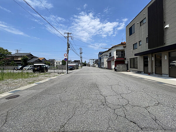 東側前面道路（南側→北側）