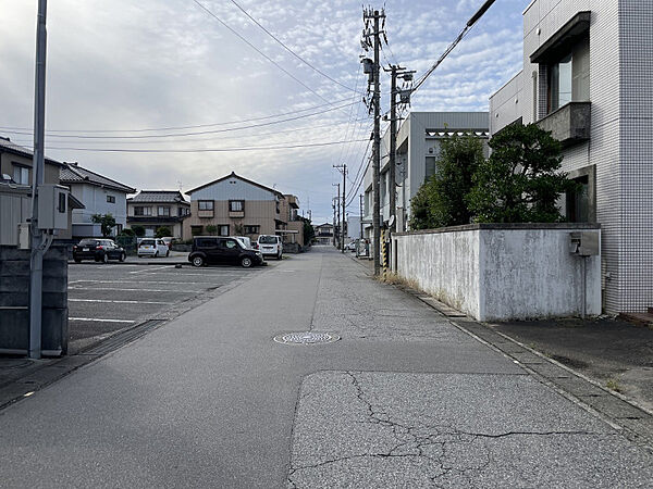 前面道路　東から