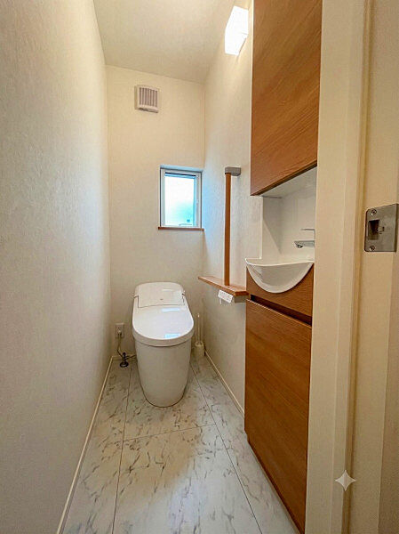 手洗いと収納、手すりを備えた、便利なトイレです！※画像の一部を家具消し加工しています