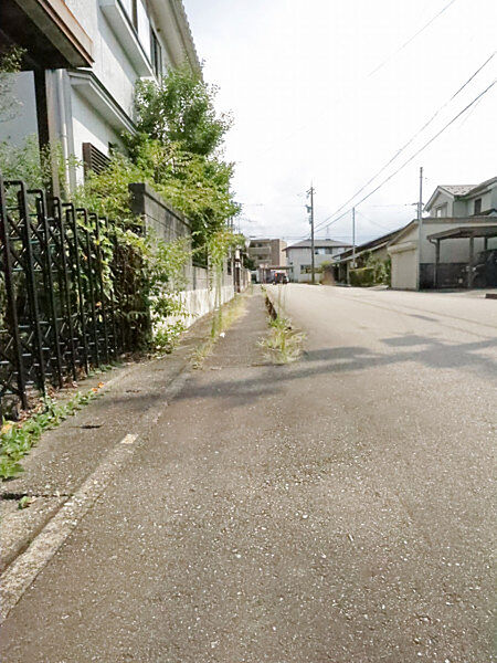 北側から見た前面道路