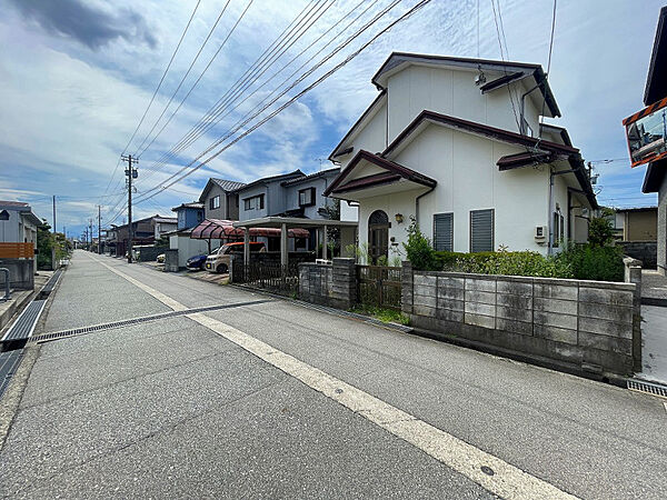 前面道路と土地全景