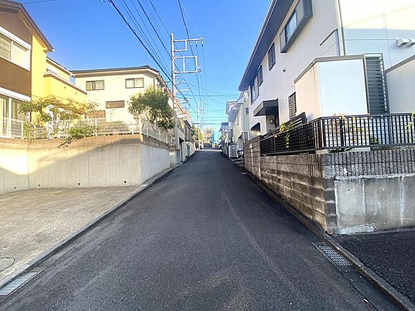 公園・スーパーも近く、生活に便利な環境です。
