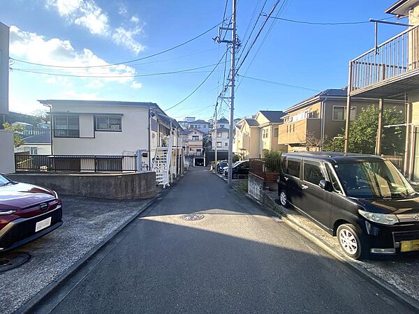 道路幅４．５ｍの公道（南西）に接しています♪