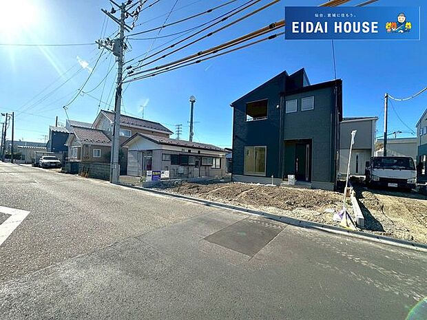 前面道路含む外観