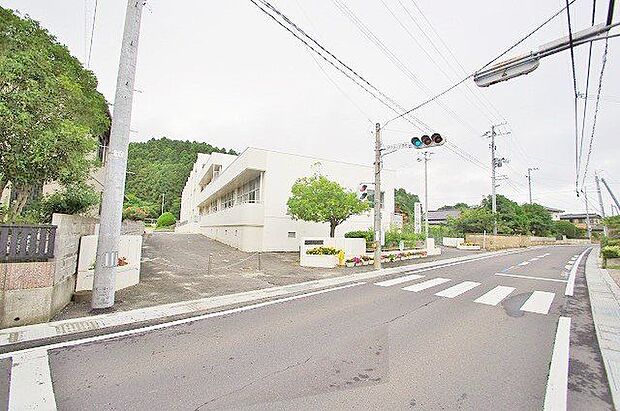 名取市立館腰小学校 徒歩11分。 810m