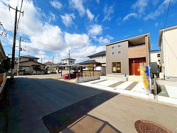 前面道路含む外観