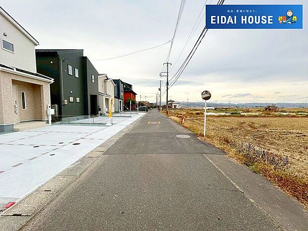 前面道路含む外観