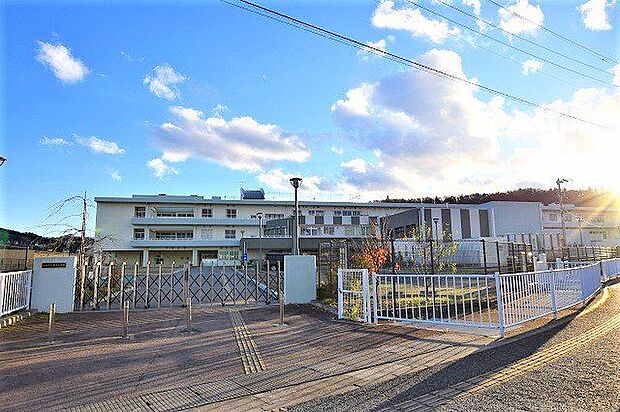 仙台市立愛子小学校 徒歩17分。 1300m