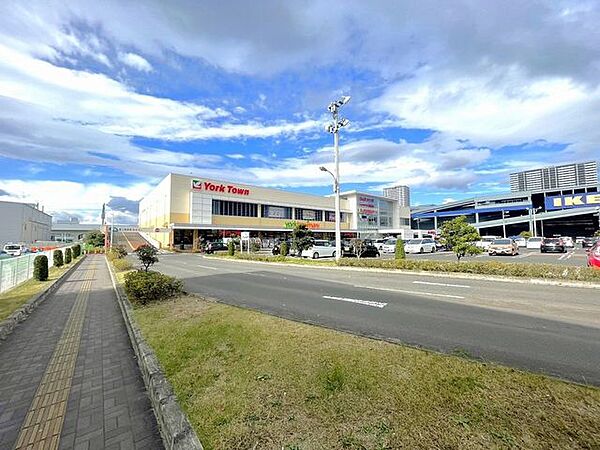ヨークタウンあすと長町 徒歩8分。 590m