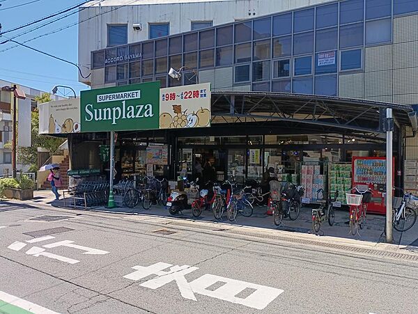 スーパー サンプラザ　約75m