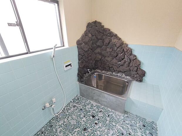 溶岩（？）がある！レトロな感じの浴室