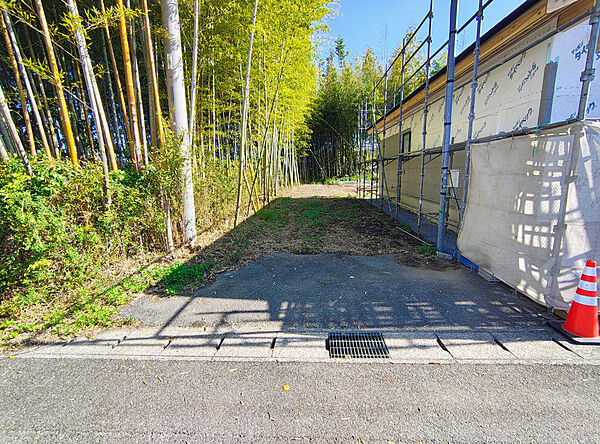 北側の進入路。