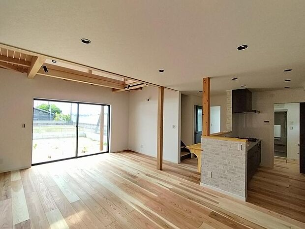 21.5畳のリビングダイニング。吹き抜けで解放感あります。木材は千葉県産を使用。