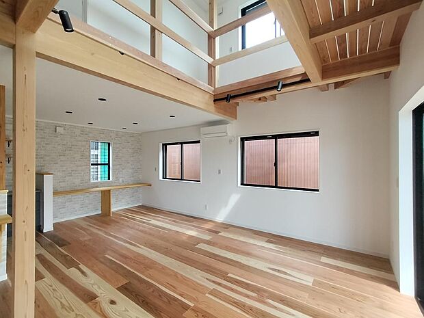 21.5畳のリビングダイニング。吹き抜けで解放感あります。木材は千葉県産を使用。