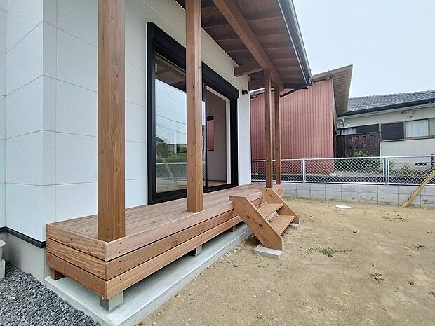 ウッドデッキ付き。