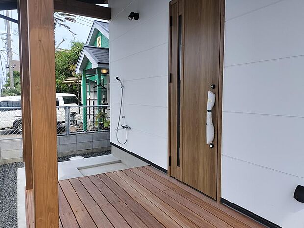 外シャワー付き。