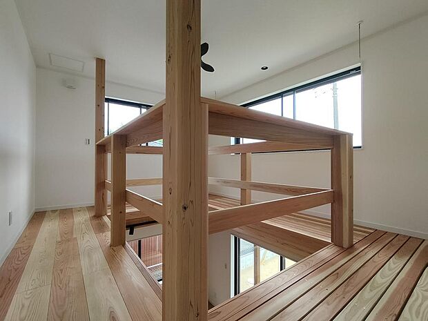 2階吹き抜けの廊下。