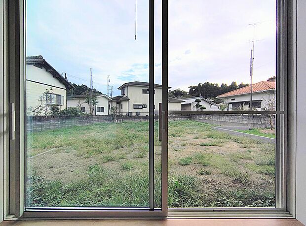 リビングから見た広い庭