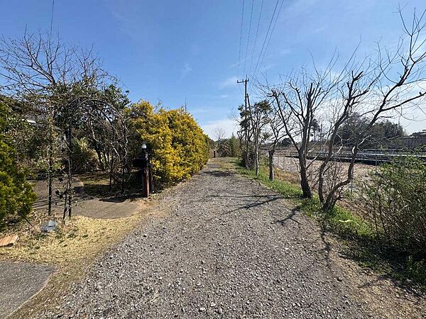 南側接道・西側から東方向