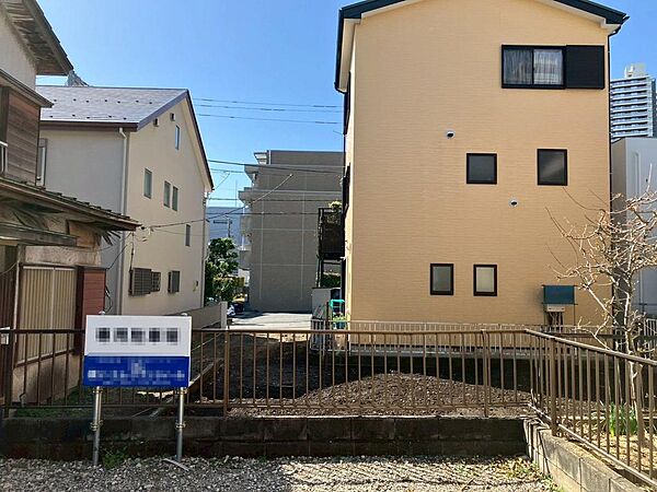 道路から建物が離れるので、道路側からの視線を受けにくくプライベート感があります