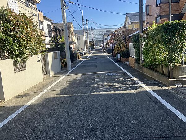 物件前の道路です。ゆとりある幅員です