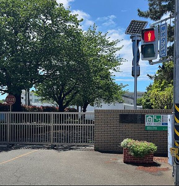 茅ヶ崎市立室田小学校。徒歩10分圏内にあり、子育て世代に嬉しい住環境です。