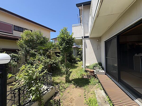 陽当たりのよい縁側と庭