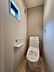 トイレ：小窓付の1階のトイレです。