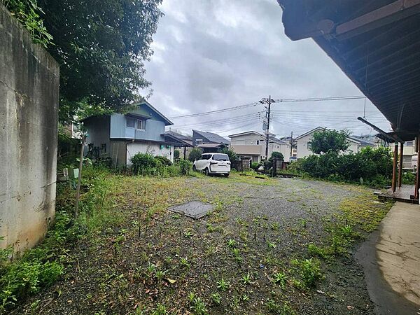別角度からの駐車場部分。敷地が広いからこそなにも気にせずストレスフリーに♪