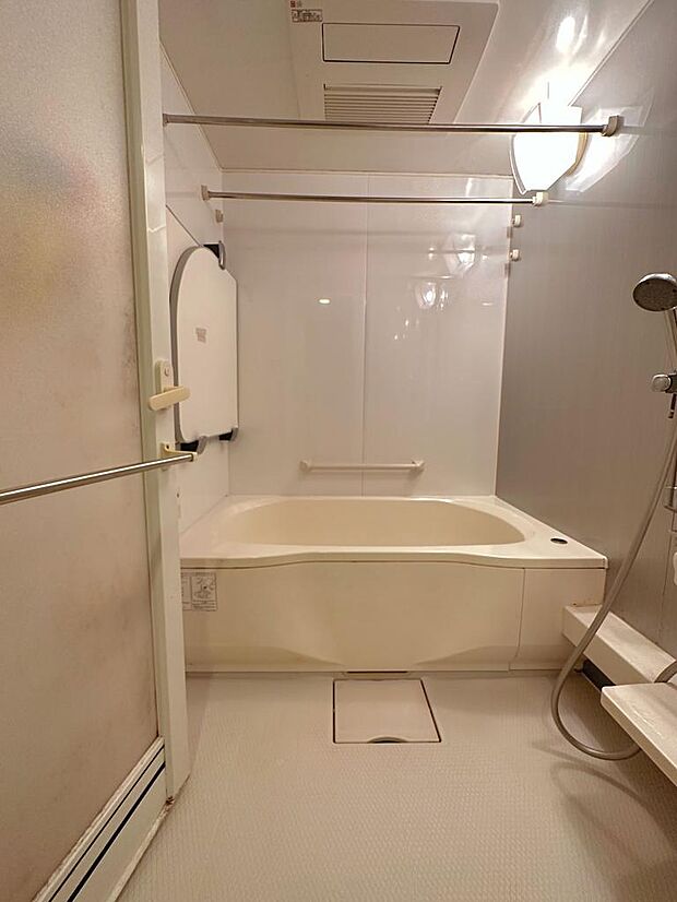 1418サイズの浴室は浴室内に洗濯物を干すときに便利なランドリーパイプ2本付きです。