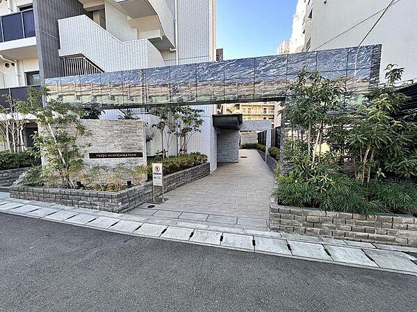 マンションの顔ともいうべきウェルカムゲート。