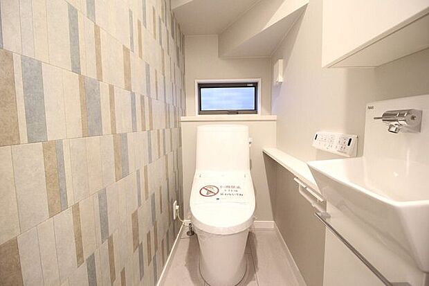 ■1階トイレ■狭いトイレにすっきり納まる手洗いキャビネット。収納もしっかりあり、トイレ空間を充実活用できます！