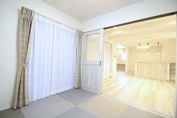 ■1階和室4.5帖■リビングに隣接して和室があり、扉を開放すると大きな空間をつくりだせます！