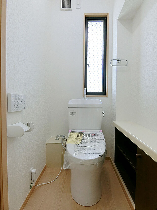 1階と2階に温水洗浄便座つきトイレ