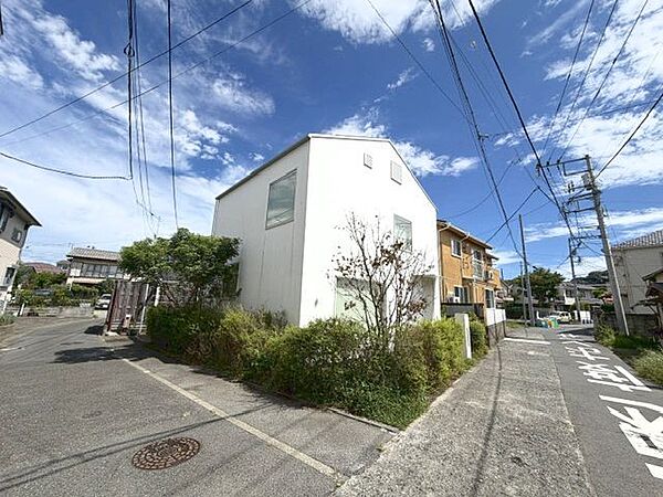 外観（2026年8月）撮影四角い窓に、白い塗り物の外壁。とてもシンプルで清潔感がにじみ出ているフォルム。モダンハウスをぜひご覧ください。