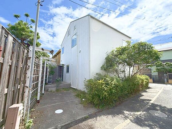 外観（2026年8月）撮影四角い窓に、白い塗り物の外壁。とてもシンプルで清潔感がにじみ出ているフォルム。モダンハウスをぜひご覧ください。