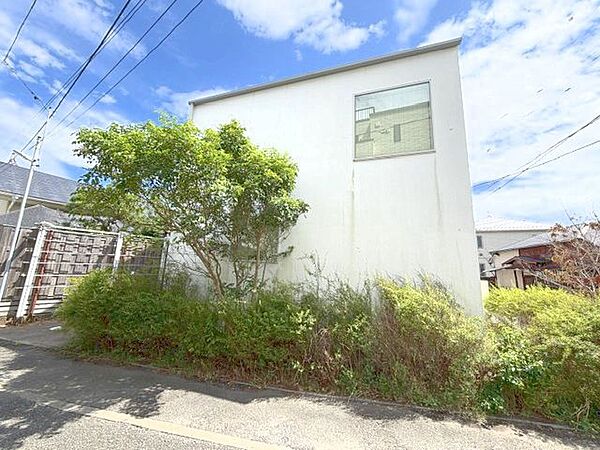 外観（2026年8月）撮影四角い窓に、白い塗り物の外壁。とてもシンプルで清潔感がにじみ出ているフォルム。モダンハウスをぜひご覧ください。