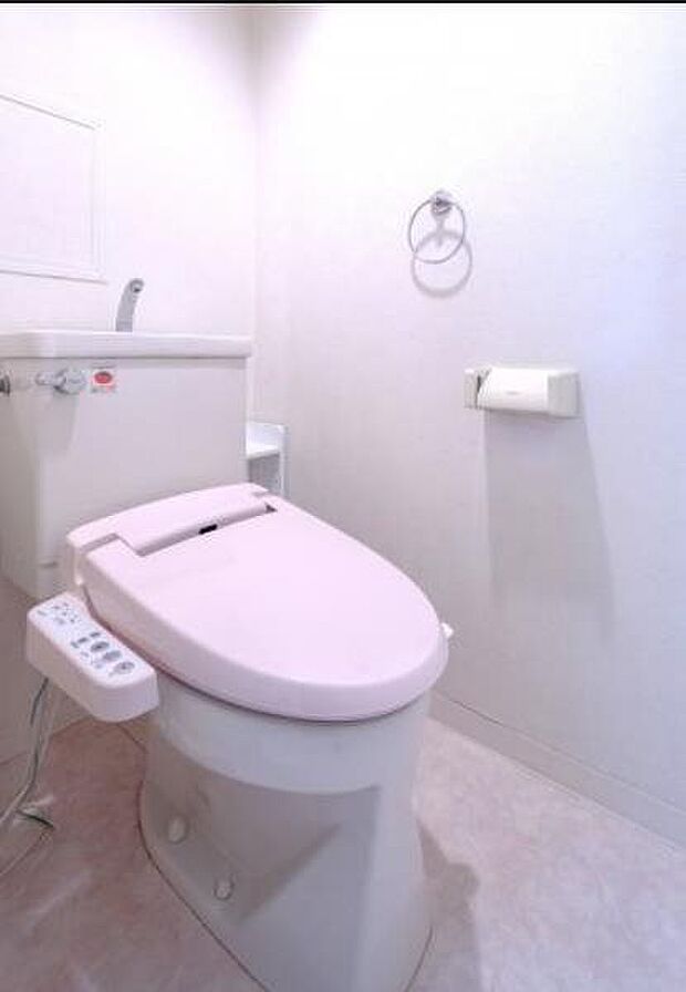 ■トイレ■便器も便座もお掃除楽々。ウォシュレット機能で快適な温水洗浄便座付きの広く明るいトイレです。