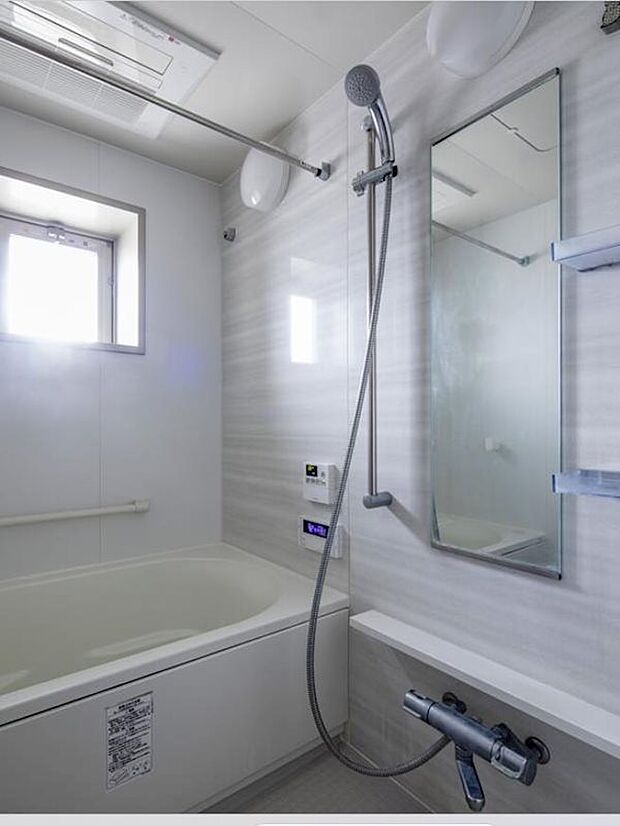 ◆浴室◆ホワイトを基調とした明るく清潔感ある浴室♪ゆったりお寛ぎいただける広々空間です。
