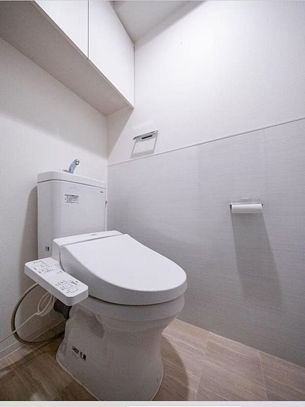 ◆トイレ◆白を基調とした清潔感あふれるトイレです。トイレットペーパーなどの収納にも困りません！