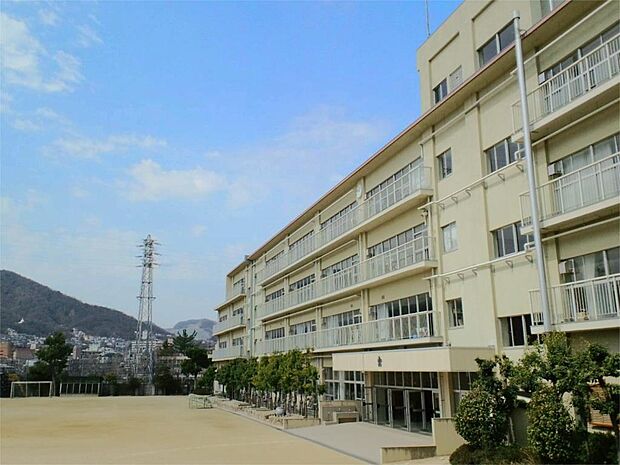 宝塚市立宝塚小学校（1383m）