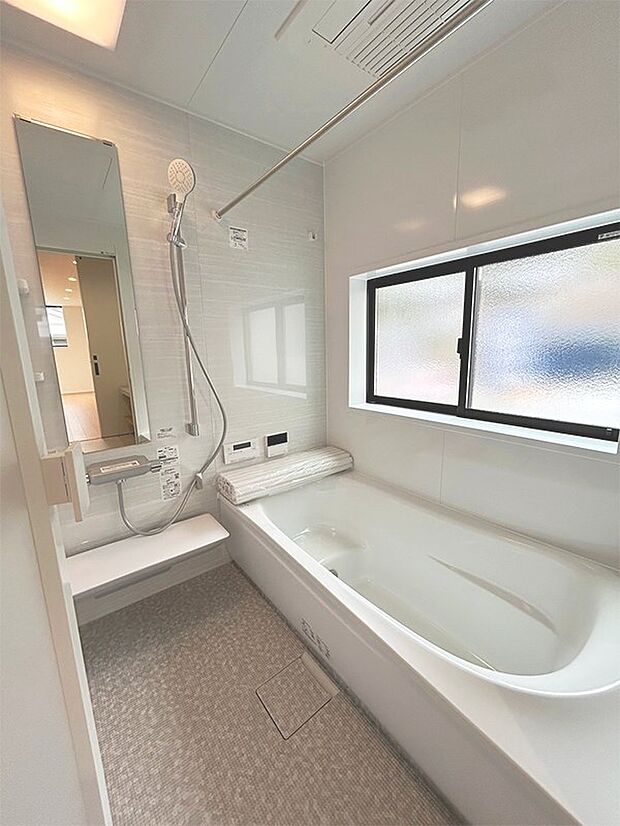 ■浴室■浴室は、ゆったりお寛ぎいただける広々空間です。 清潔感あふれるバスルーム。