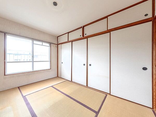 【リビング以外の居室】南向きバルコニーのため、日当たり・通風良好です。お洗濯もしっかりと乾きそうですね。