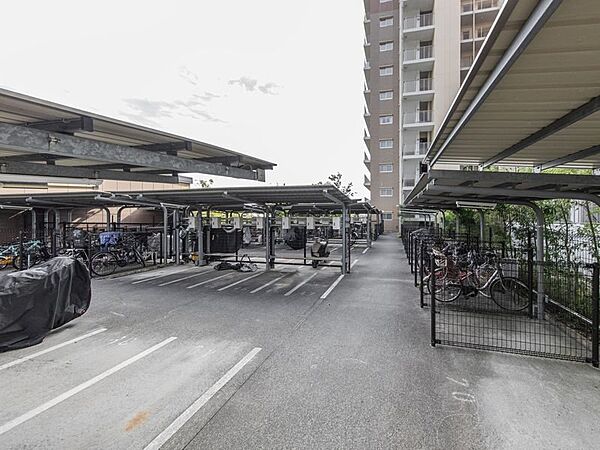 【駐輪場】屋根付きの駐輪場、雨風をしのぐことが出来そうですね！