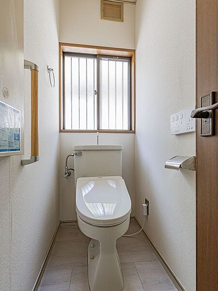 【トイレ】窓を備えたトイレは、自然光が入り明るく清潔感のある空間を保てるのが魅力です。換気がしやすく、湿気やニオイがこもりにくいため、毎日気持ちよく利用できる環境が整っています。