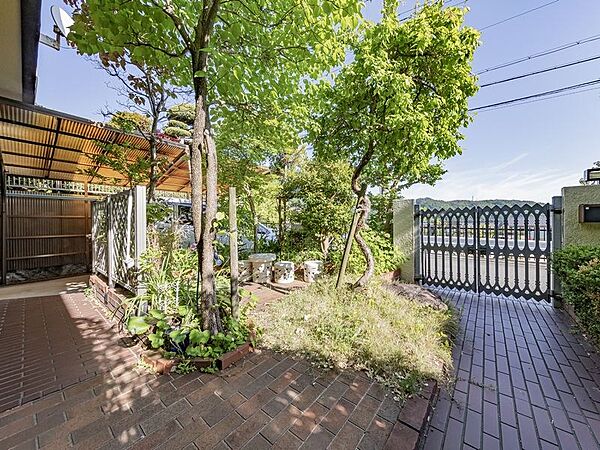 【現地写真】小屋根裏収納をはじめ、各室に収納スペースを十分に確保しており、荷物が多いご家庭でもすっきりと暮らせる住まいです。