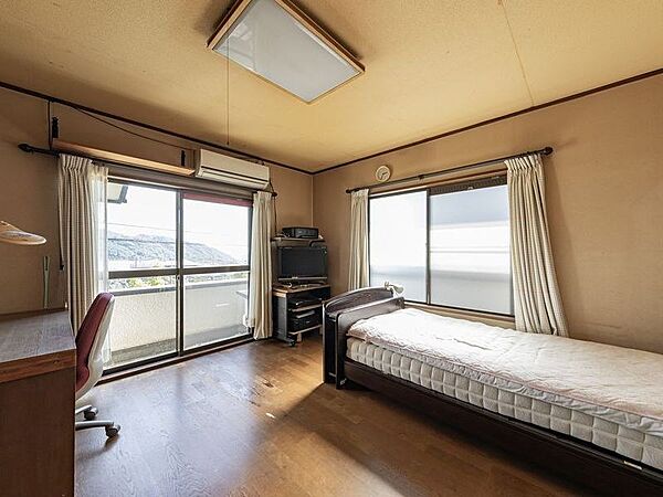 【リビング以外の居室】リビング以外には居室が6部屋もございます。用途に合わせて様々な使い方が可能です。
