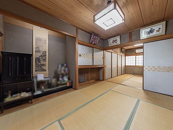 【和室】落ち着いた雰囲気の和室が2部屋あり、来客用・家族のくつろぎスペース・お子さまの遊び場など、多目的にお使いいただけます。
